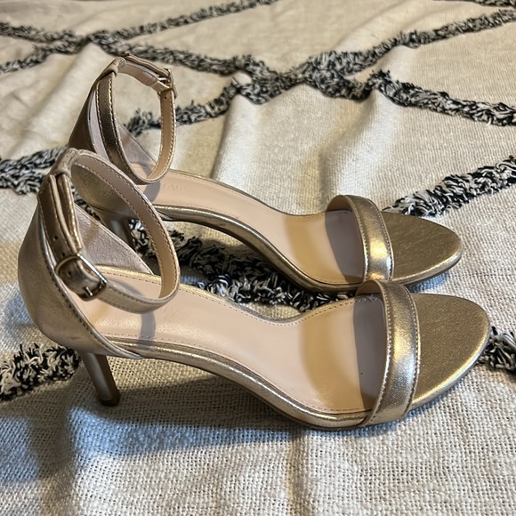 Old Navy size 7 Gold Heels approx 3” - Picture 2 of 4